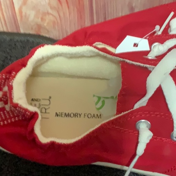 Time and Tru memory foam red NWT easy on off sneakers - Picture 3 of 4